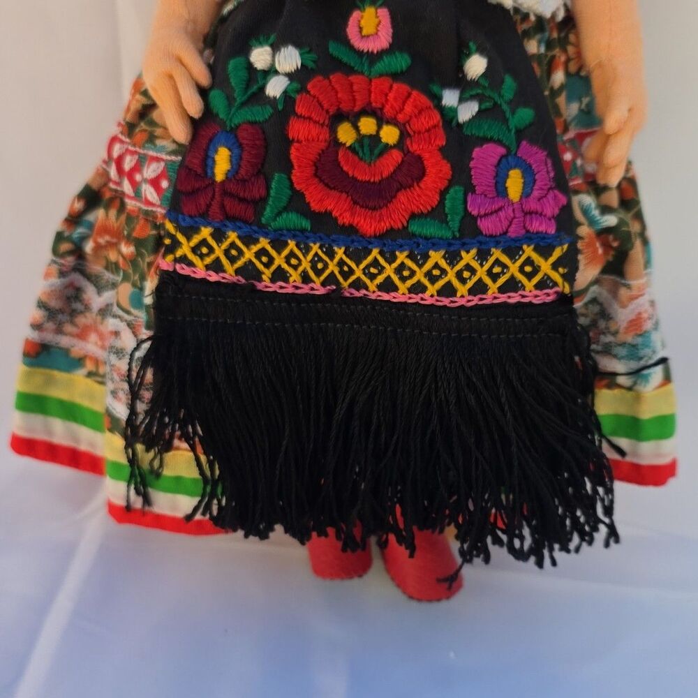 Hungarian MATYO Wedding Doll - Picture 4 of 6